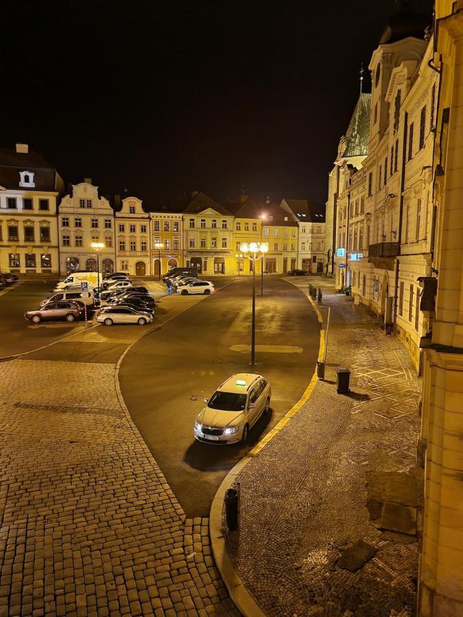 Velke Studio Na Velkem Namesti S Vybavenou Kuchyni Hradec Králové Esterno foto