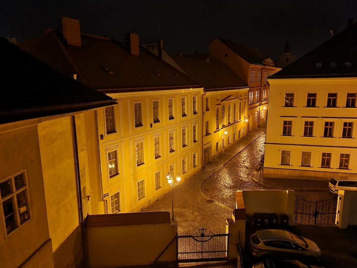 Velke Studio Na Velkem Namesti S Vybavenou Kuchyni Hradec Králové Esterno foto